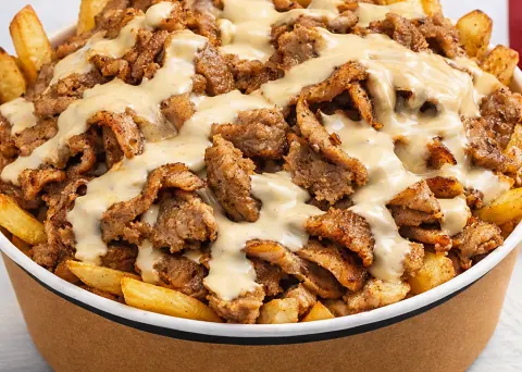 Bowl frites, viande et sauce fromagère