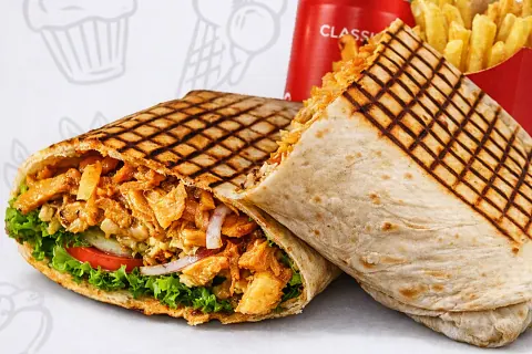 Tacos poulet coupé en deux, servi avec frites et boisson